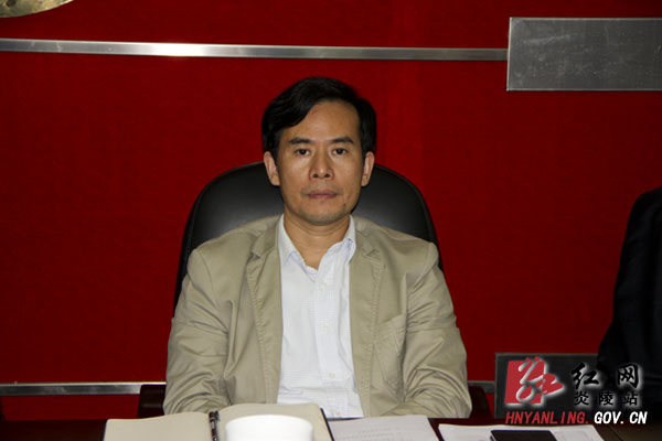 黄诗燕主持召开县委常委(扩大)会议