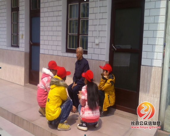 湖南坳乡中学组织学生慰问敬老院老人