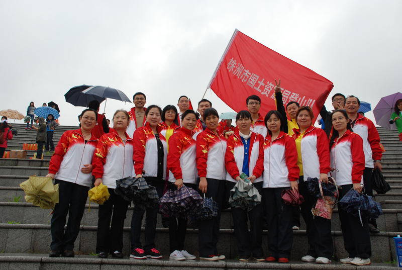 4月23日，上午全市80余家单位，3600余名职工冒雨参加市总工会健步行活动，我局积极组织职工参加活动