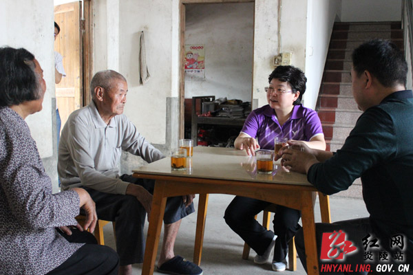 彭爱华在湖田村蹲点调研党建帮扶工作