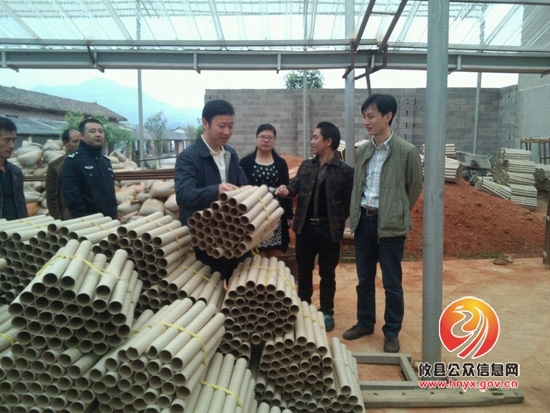 何忠明走访丫江桥镇诚达花炮厂