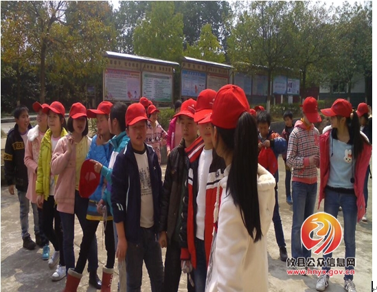 湖南坳乡中学组织学生慰问敬老院老人