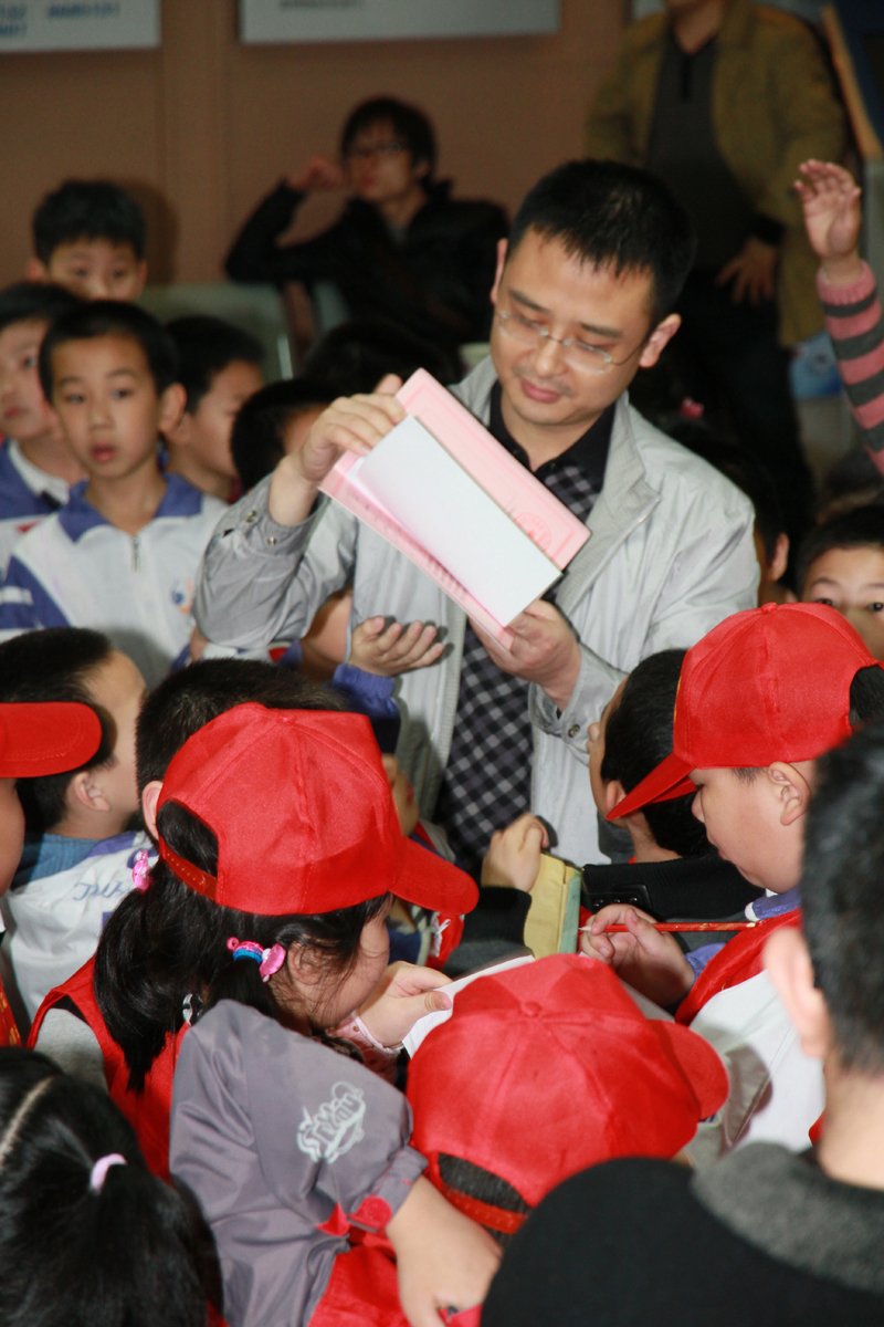 4月25日，第45个世界地球日，株洲日报社校园记者俱乐部百名小记者走进株洲国土资源，参观业务窗口，聆听专家讲授地球知识，现场触摸恐龙化石