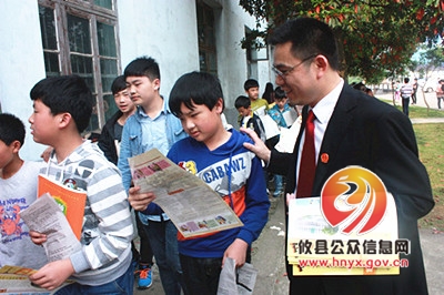 攸县法院：法制宣传走进校园 爱心呵护孩子成长