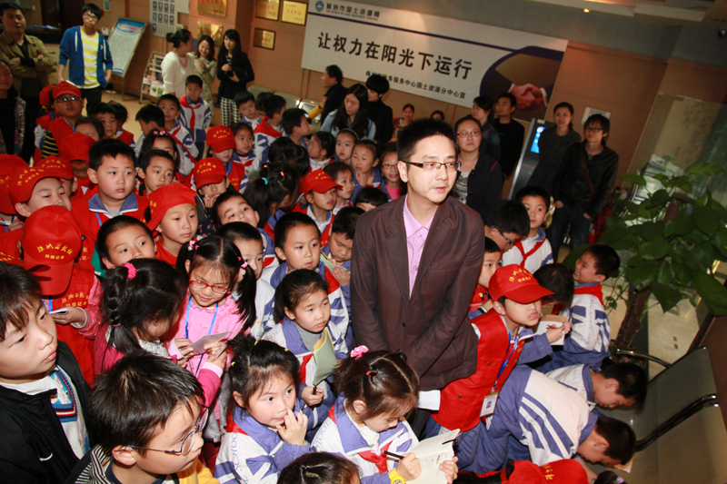 4月25日，第45个世界地球日，株洲日报社校园记者俱乐部百名小记者走进株洲国土资源，参观业务窗口，聆听专家讲授地球知识，现场触摸恐龙化石