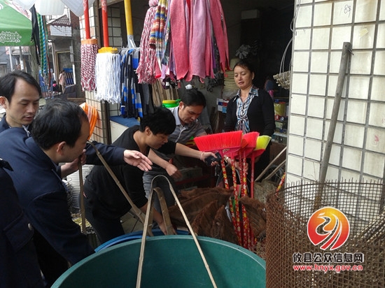 谭桥街道联合县城管中队开展镇区环境集中整治行动