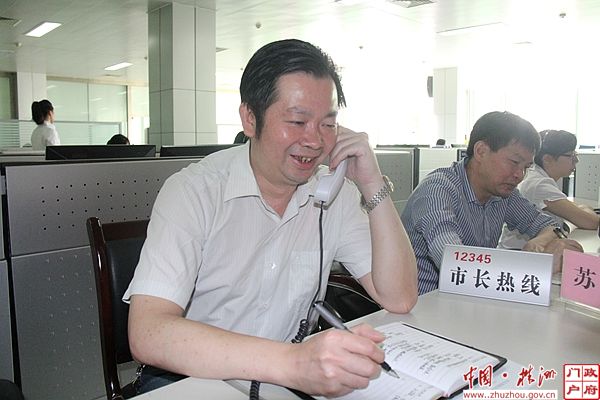 市城市管理和行政执法局局长苏涛接听市长热线