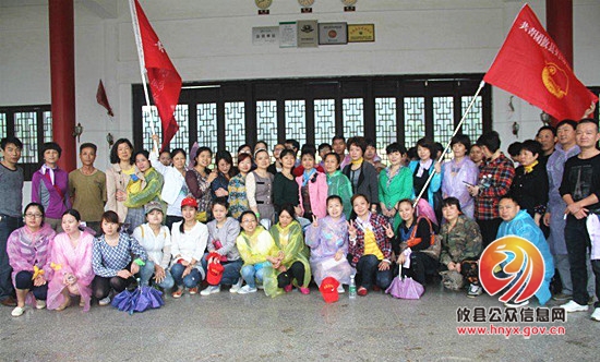 攸县妇幼保健院举行登山比赛