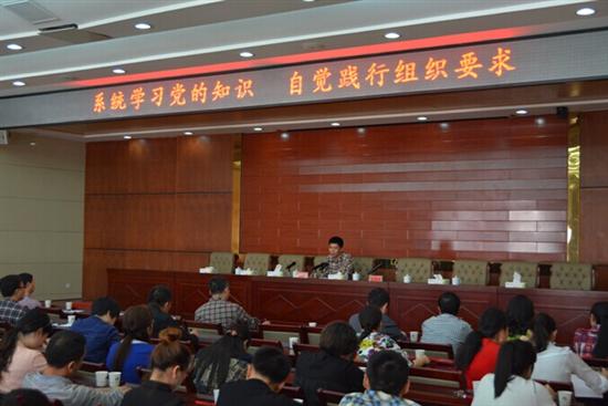 何若愚到县国土局讲授党课