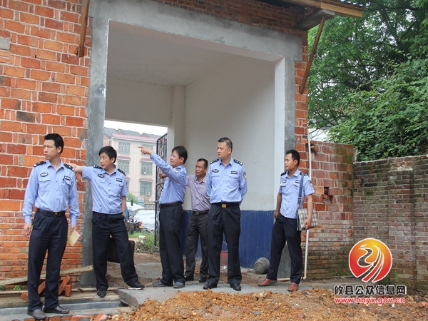 攸县交警大队大队长吴伟民与政委易前进率队到基层中队征求意见、督导营房建设