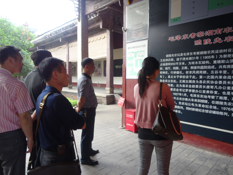 何若愚一行深入开展“走基层、贴民心、送温暖”革命传统教育实践活动