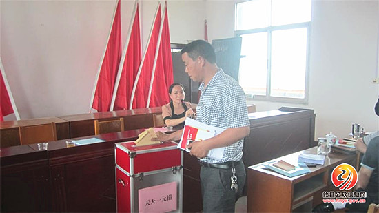 新市镇举行“一天一元”捐助活动