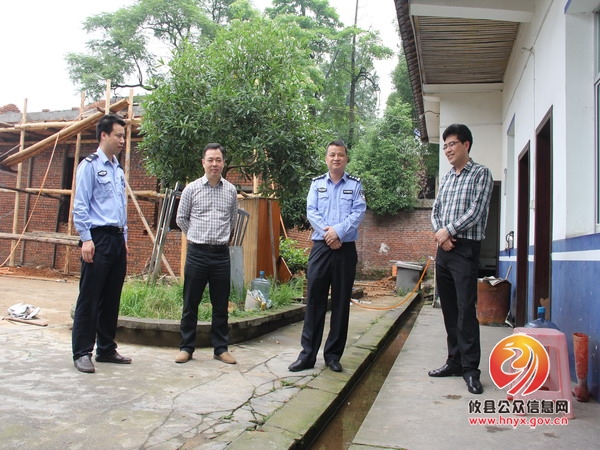攸县交警大队大队长吴伟民与政委易前进率队到基层中队征求意见、督导营房建设