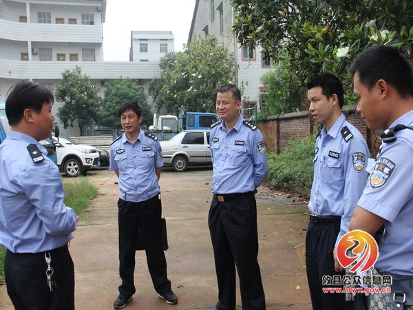 攸县交警大队大队长吴伟民与政委易前进率队到基层中队征求意见、督导营房建设