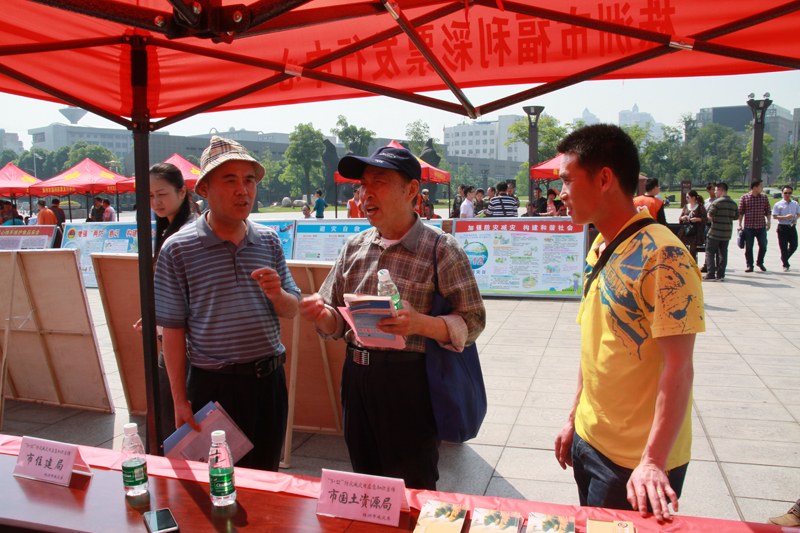 5月12日，我局参加市政府办组织的“5.12”防灾减灾日宣传周活动，在炎帝广场现场集中宣传