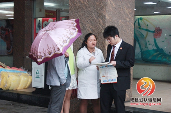 攸县法院：青年干警普法进市场庆“五四”