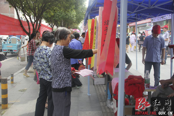 我县开展＂保卫创文＂进社区活动