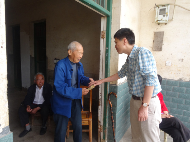 何若愚一行深入开展“走基层、贴民心、送温暖”革命传统教育实践活动