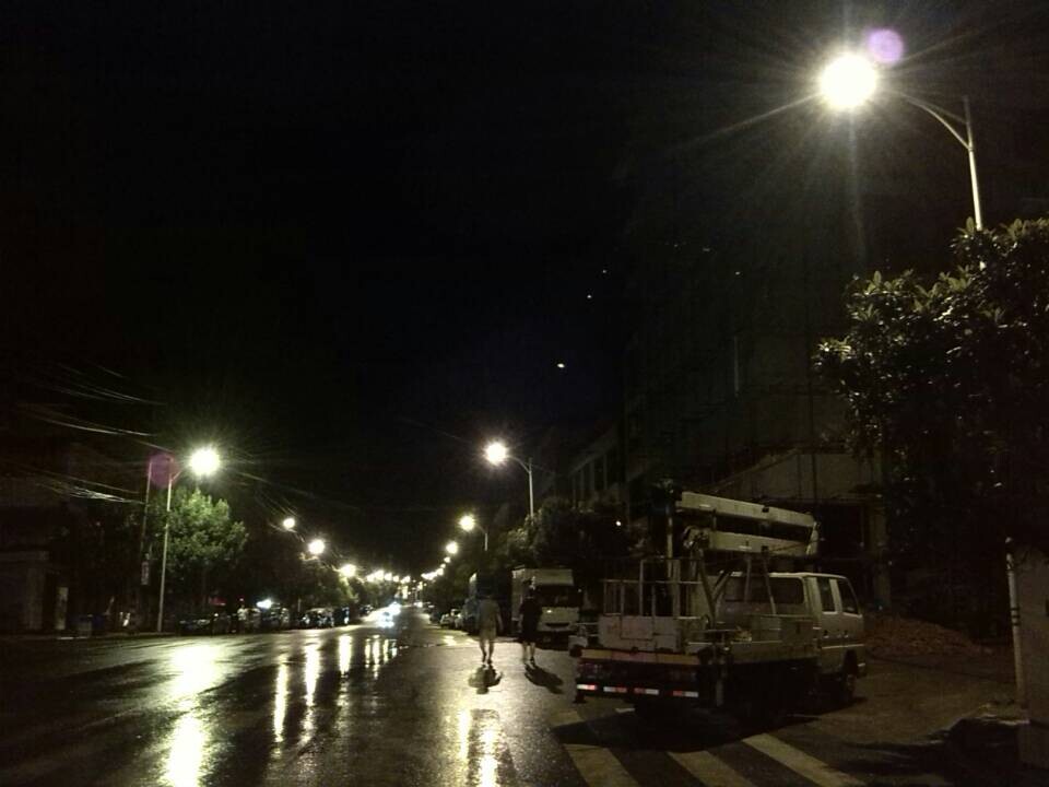 城管局联合诊断症结 点亮攸衡北路路灯