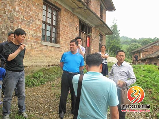 县招投标局深入结对村 走实党的群众路线