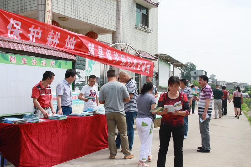 第24个6.25全国土地日，我局开展形式多样，内容丰富的宣传活动