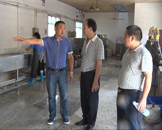 县食安办开展食品安全宣传进企业活动