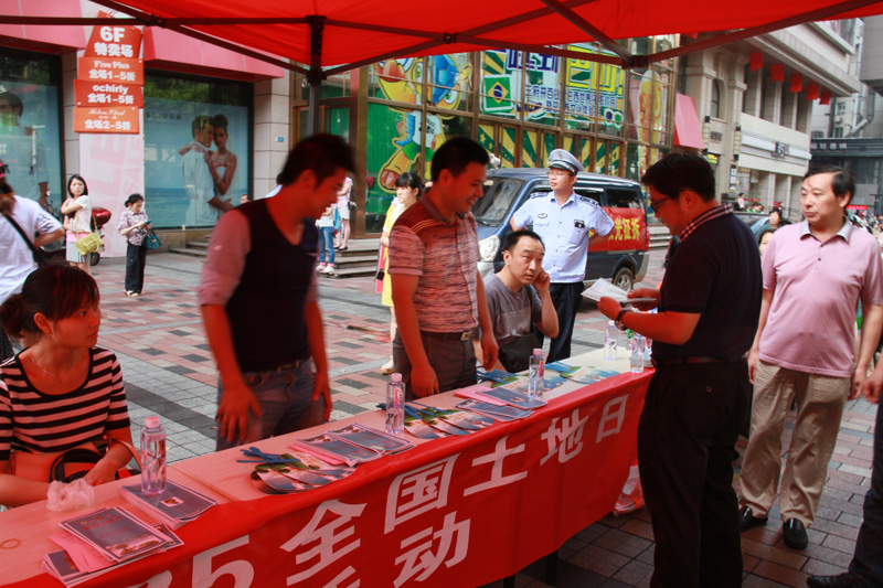 第24个6.25全国土地日，我局开展形式多样，内容丰富的宣传活动