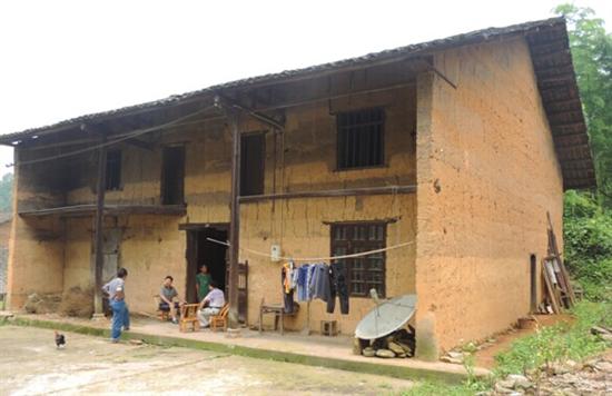 县住建局深入乡镇慰问帮扶困难群众