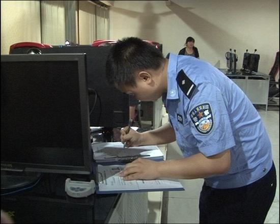株洲县联合执法队突击检查网吧