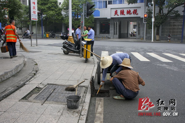 整治市容市貌 共创文明城区