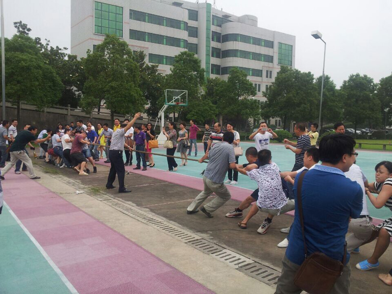 我局城乡一体化专题研讨班一期学员与国企中层骨干班学员进行拔河比赛