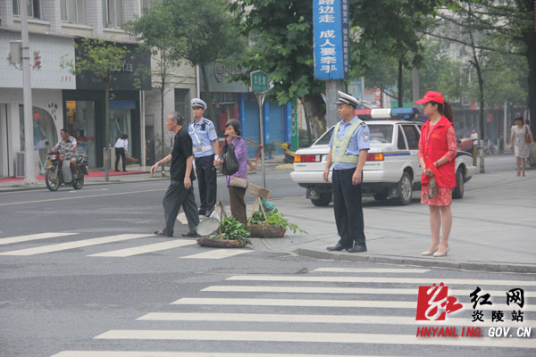 炎陵县机关单位开展＂文明劝导＂志愿活动
