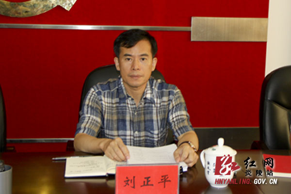 黄诗燕主持召开县委常委会议