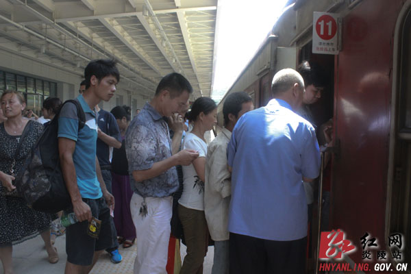 吉衡铁路客运列车开跑 炎陵结束不通客运列车历史