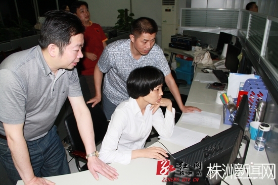 城管局长凌晨突击检查城市五区道路清洗保洁工作