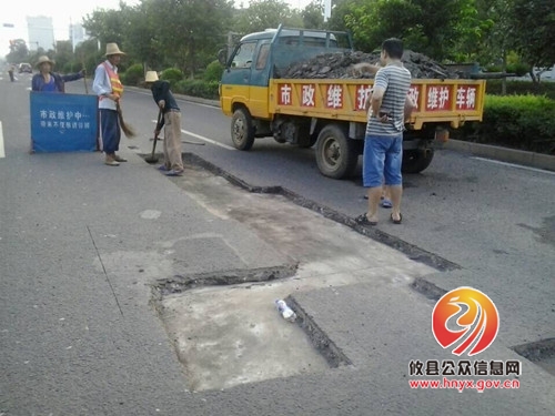 攸县市政园林管理处维修路面 畅通出行路