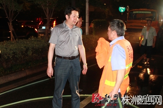 城管局长凌晨突击检查城市五区道路清洗保洁工作