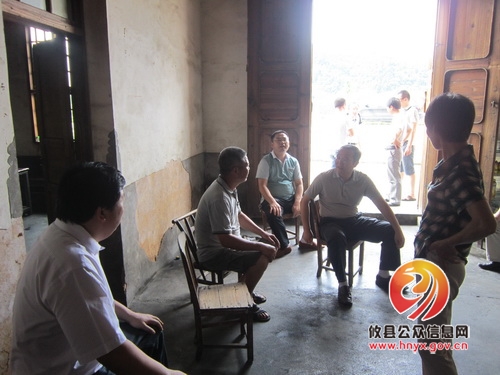 唐卫湘一行到黄丰桥镇看望慰问特困党员