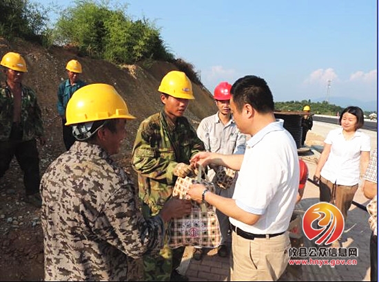 总工会烈日下给电力一线工人送清凉