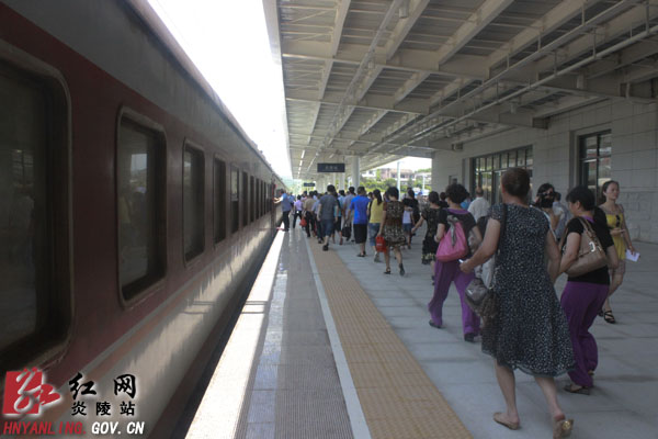 吉衡铁路客运列车开跑 炎陵结束不通客运列车历史