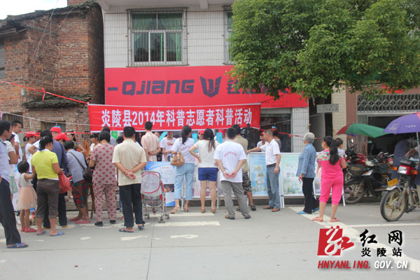 我县组织志愿者开展科普宣传活动