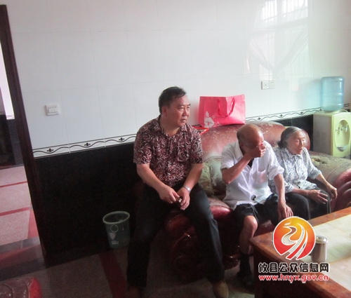唐卫湘一行到黄丰桥镇看望慰问特困党员
