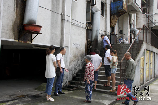 县城管局局长接听县长热线为群众排忧解难