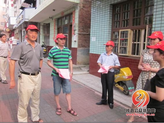 县总工会组织志愿者进行文明劝导活动