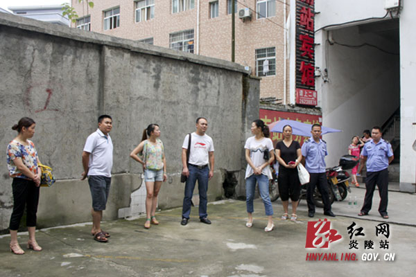 县城管局局长接听县长热线为群众排忧解难