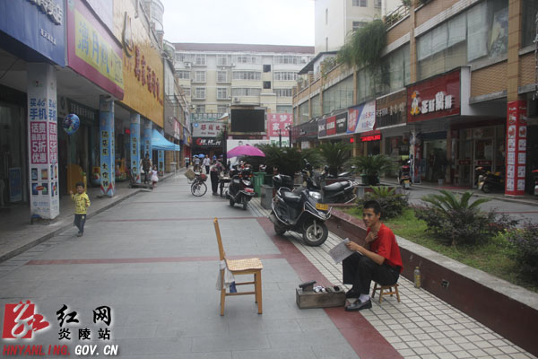 创文工作督查：步行街设施需完善 乱停占道现象严重