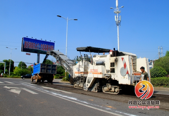 城管局市政人员抗高温修补城区破损路面