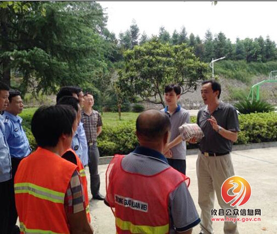 县总工会给丫江桥镇环卫城管人员送清凉