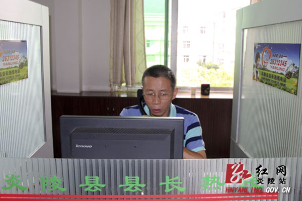 县城管局局长接听县长热线为群众排忧解难