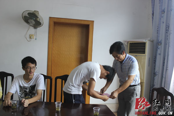 爱心牵手资助办点村贫困学子上大学